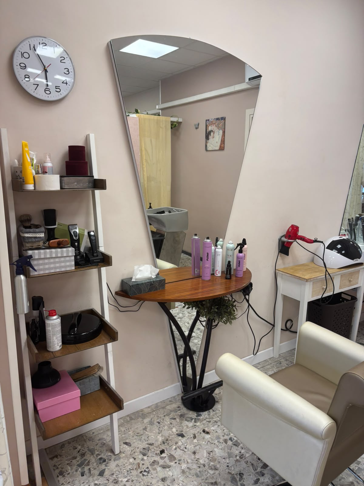 Postazione di styling con specchio e prodotti professionali