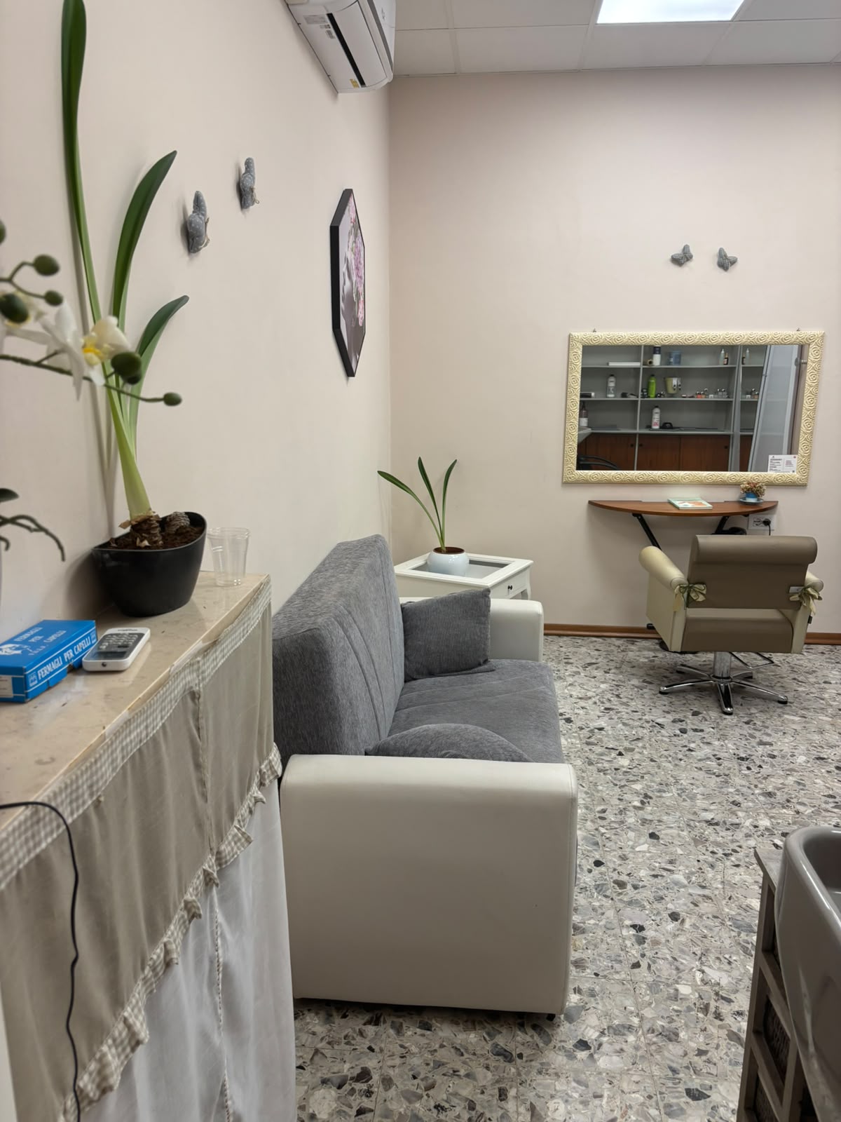 Salottino relax con divano e postazione di lavoro